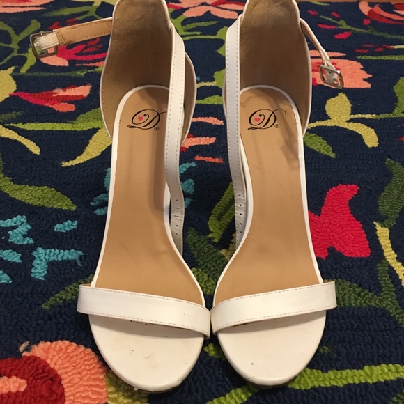 ❌SOLD❌ Simple White Heels - Picture 6 of 7